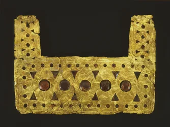 Brustplatte, aus dem Castellani-Grab in Palestrina (Gold und Bernstein)